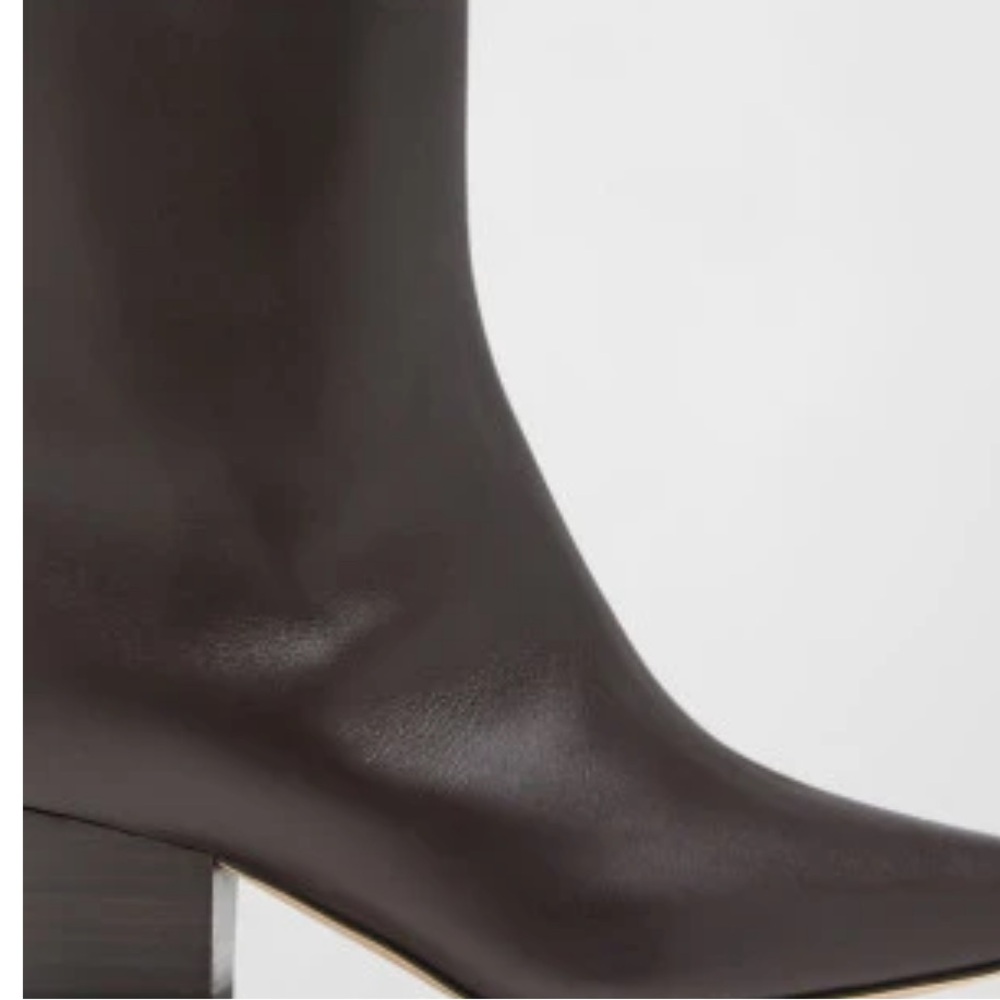 Manolo Blahnik
Agnetapla Leather Zip Ankle Boots - Picture 3 of 7